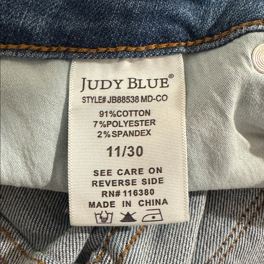 Judy Blue Tummy Control and Butt Lifting Triple Threat Skinny Jeans- 11/30 - Picture 4 of 16